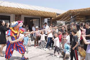 冯俊彦：球队去客场比赛房间入住有讲究，郑智通常带一名年轻球员